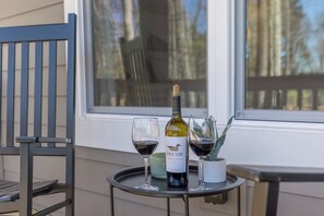 Outdoor dining - White Squirrel Cottage-beautiful home in Sapphire! (Sapphire)