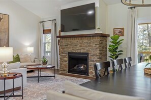 Interior - White Squirrel Cottage-beautiful home in Sapphire! (Sapphire)