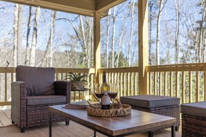 Property grounds - White Squirrel Cottage-beautiful home in Sapphire! (Sapphire)