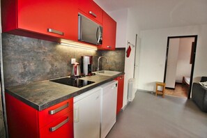 Fridge, microwave, dishwasher - Wifi, 150m from ski slopes, 7th floor, balcony, tv, ski locker, 66m², Valfréjus (Valfréjus)