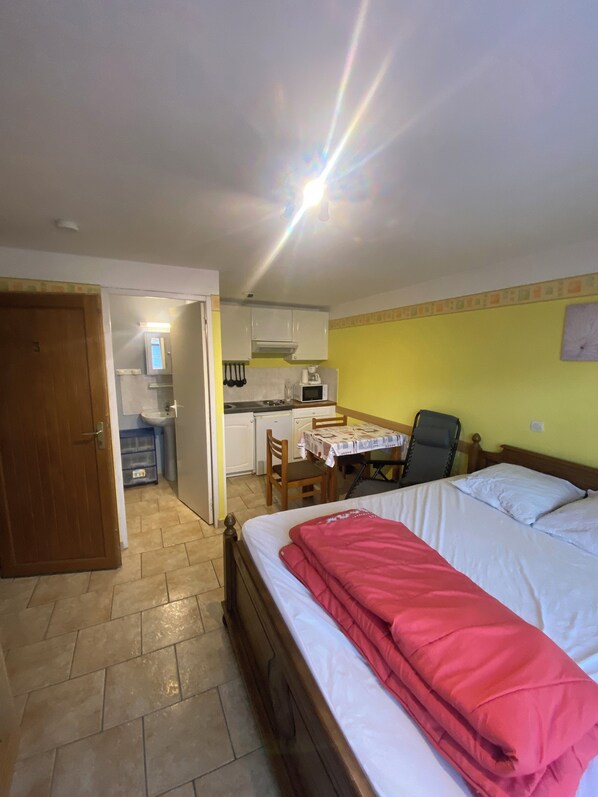 Iron/ironing board, WiFi, bed sheets