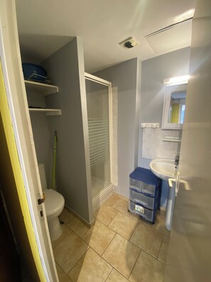 Douche, sĂšche-cheveux, serviettes fournies, papier toilette