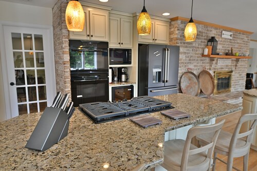 Hershey Ranch Retreat: Spacious, luxurious, fun w/ fire pit, arcade, game room.