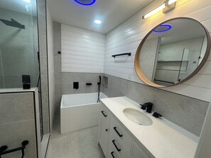 Douche, séchoir à cheveux, serviettes fournies, savon