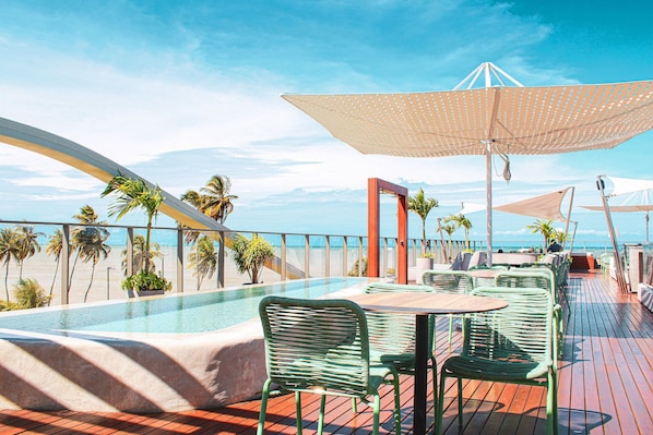 Luxury Apartment | Outdoor dining