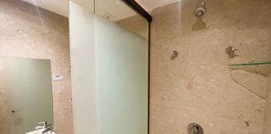 A bathroom with a large mirror, a shower area, and a sink. - Setai Yacht Luxo - By Almare Flats (Joao Pessoa)