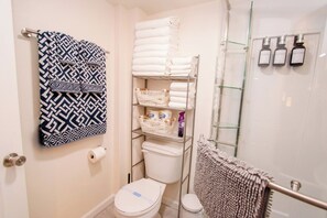 舒適開放式客房, 非吸煙房, 小廚 | 浴室