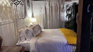 Blackout curtains, free WiFi