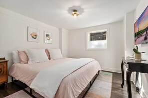 1 Schlafzimmer, Schreibtisch, Bügeleisen/Bügelbrett, Reisekinderbett