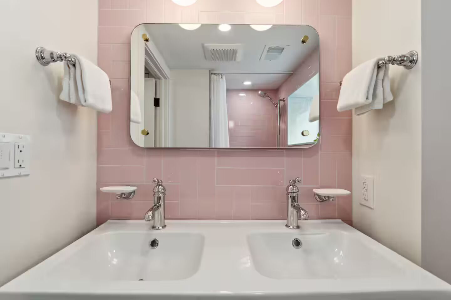 Secadora de cabello, toallas, jabón, shampoo 