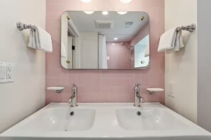 Haartrockner, Handtücher, Seife, Shampoo