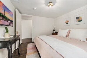 1 habitación, escritorio, tabla de planchar con plancha y cuna de viaje