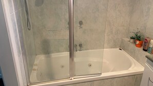 Douche, séchoir à cheveux, serviettes fournies, savon