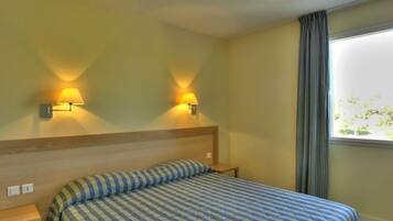 1 chambre, fer et planche à repasser, Wi-Fi gratuit, draps fournis