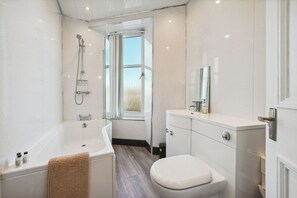 Shower, hair dryer, towels, soap - Large Terrace Home with Parking (Glasgow)