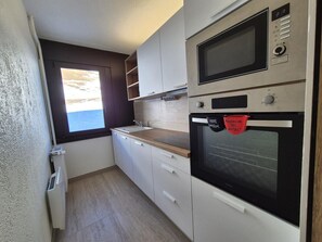 Een magnetron, een oven, een vaatwasser