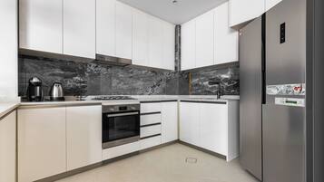 Lägenhet Superior - 3 sovrum - utsikt mot staden | Eget kök | Stort kylskåp, mikrovågsugn, ugn och spishäll