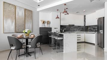 Appartement Supérieur, 3 chambres, vue ville | Cuisine privée | Grand réfrigérateur, micro-ondes, four, plaque de cuisson