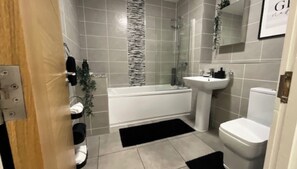 Hiustenkuivaaja, pyyhkeet, saippua, vessapaperi