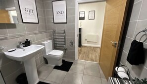 ヘアドライヤー、タオル、石鹸、トイレットペーパー