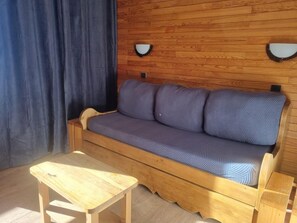 Living area - Ski-in/ski-out & foot of the slopes, 5th floor, view ski slopes, balcony, tv, ski locker, 28m² (La Plagne)