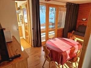 Interior - Ski-in/ski-out & foot of the slopes, 5th floor, view ski slopes, balcony, tv, ski locker, 28m² (La Plagne)