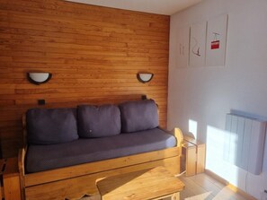 Living area - Ski-in/ski-out & foot of the slopes, 5th floor, view ski slopes, balcony, tv, ski locker, 28m² (La Plagne)