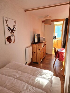 WiFi - Ski-in/ski-out & foot of the slopes, 5th floor, view ski slopes, balcony, tv, ski locker, 28m² (La Plagne)