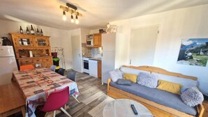 A compact living space with a dining area, a sofa, and a kitchen. - 100m from ski slopes, 2nd floor, balcony, ski locker, 48m², Valfréjus (Valfréjus)