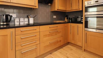 Cottage | Private kitchen | Dishwasher, cookware/dishes/utensils