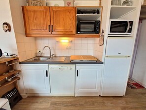 Réfrigérateur, micro-ondes, lave-vaisselle