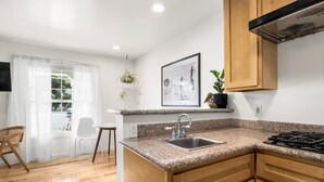 Private kitchen - Swell House Santa Cruz, Suite 5 (Santa Cruz)