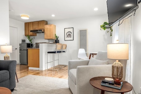 TV. Swell House Santa Cruz - Suite 2