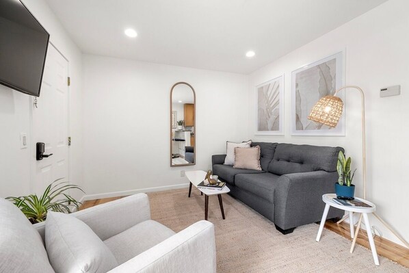 Living area - Swell House Santa Cruz -Suite 4 (Santa Cruz)