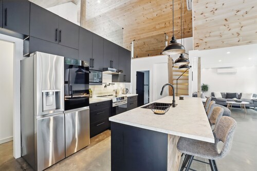 Secluded 4BR/5Beds Chalet with Hot Tub, Sauna and private forest