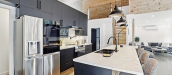 Secluded 4BR/5Beds Chalet with Hot Tub, Sauna and private forest