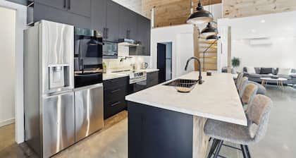 Secluded 4BR/5Beds Chalet with Hot Tub, Sauna and private forest