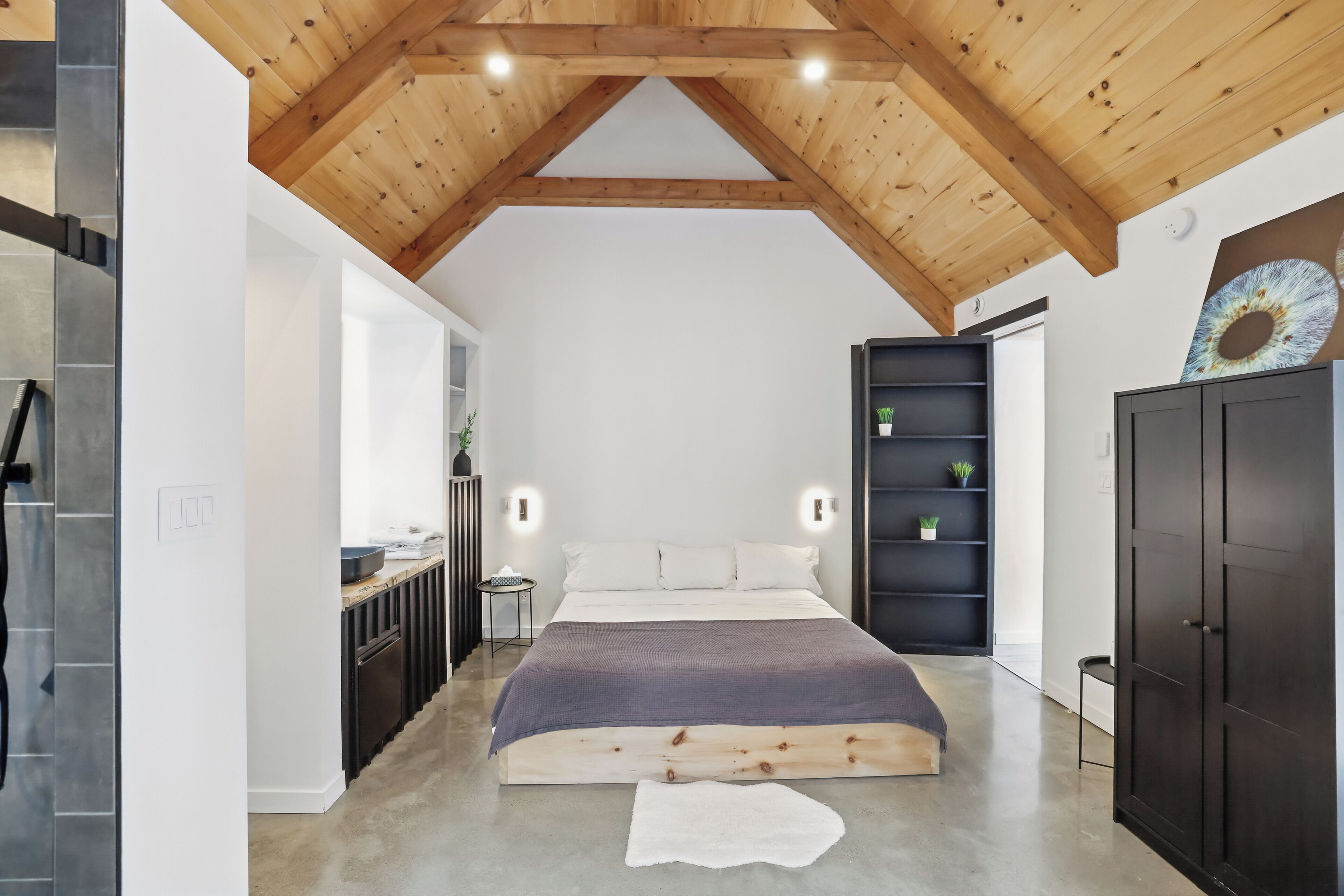 5 bedrooms, iron/ironing board, WiFi, bed sheets