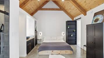 5 bedrooms, iron/ironing board, WiFi, bed sheets