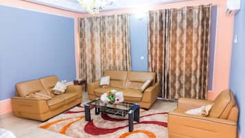 Apartamento Royal, balcón, vistas a la ciudad | Zona de estar