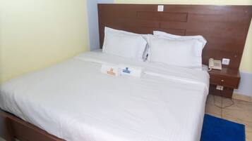 Suite Royale, vue ville | Coffres-forts dans les chambres, bureau