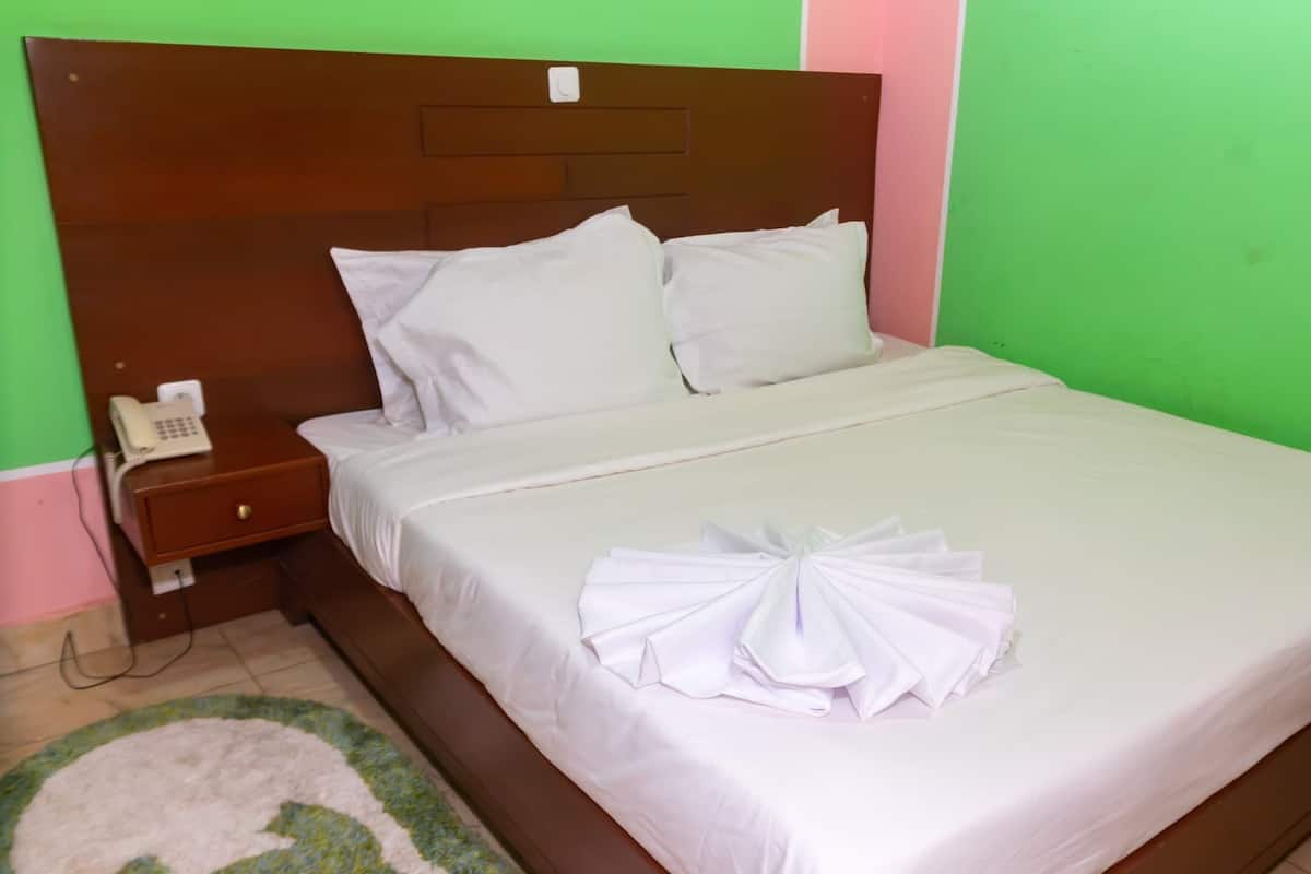 2 bedrooms, in-room safe, desk, laptop workspace