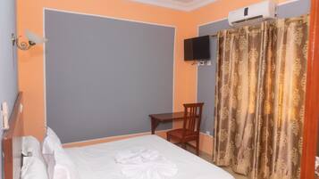 Apartamento Royal, balcón, vistas a la ciudad | Caja fuerte, escritorio, espacio para trabajar con un portátil