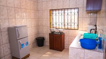 Departamento Royal, balcón, vista a la ciudad | Cocina privada | Frigobar