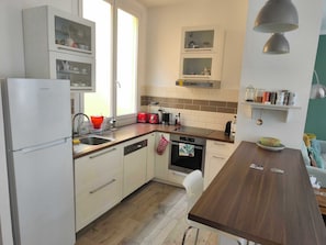 Réfrigérateur, four, lave-vaisselle, cafetière/bouilloire