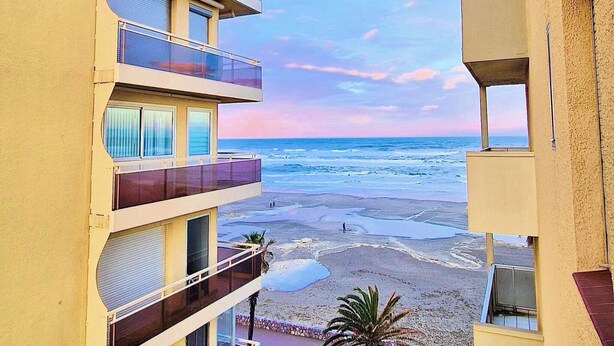 A multi-story building with balconies overlooking a beach. - Apartment with balcony - sea view (Canet-en-Roussillon)