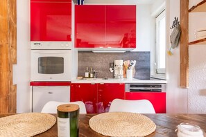 Kühlschrank, Ofen, Geschirrspüler, Wasserkocher mit Kaffee-/Teezubehör