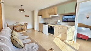 A compact living space with a sofa, dining table, and kitchenette. - 140m from ski slopes, 2nd floor, view mountain, balcony, ski locker, 37m², Flumet (Flumet)