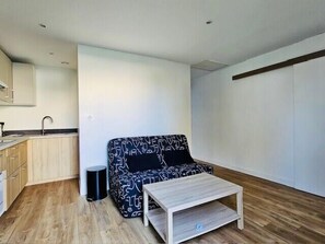 TV - Apartment 2 rooms with garden in La Rochelle (La Rochelle)