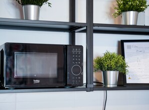 Microwave - Enjoy Rosso – Cozy Studio Apartment for Your Roman Holiday (Roma)